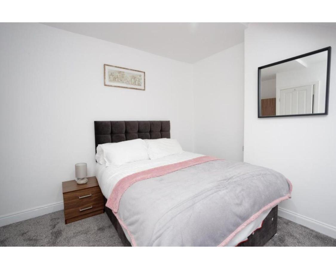 Carter House Apartments.....6 Beds In 3 Bedrooms Apartment *
